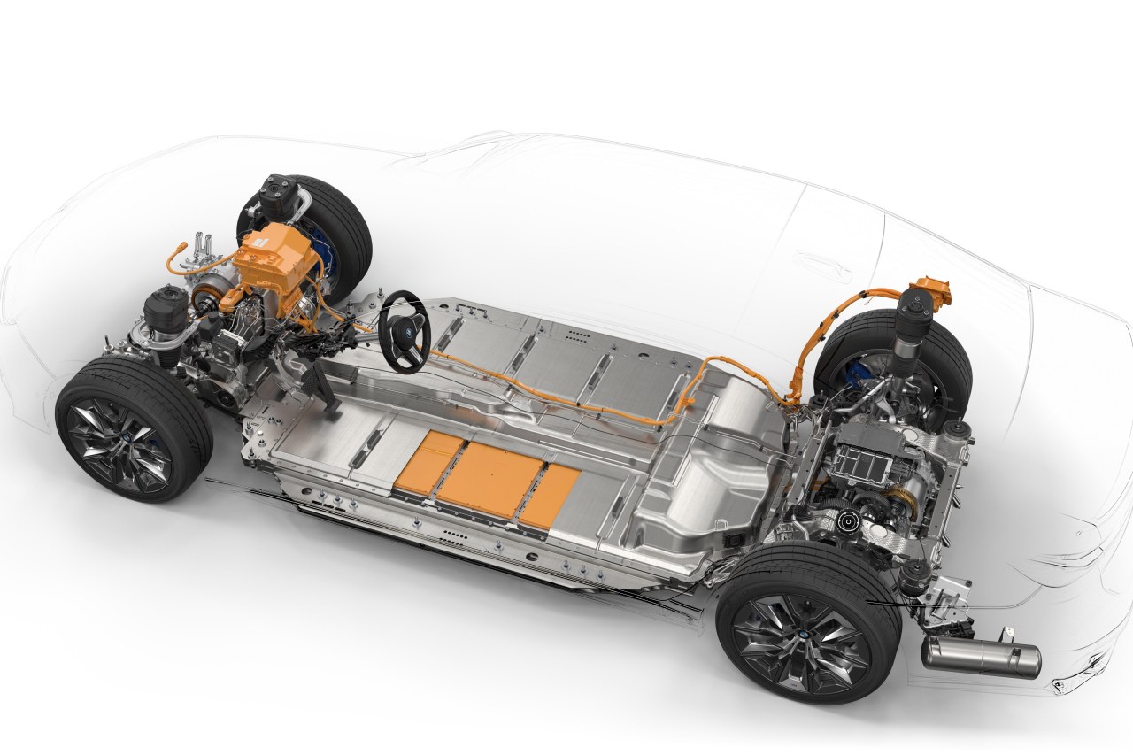 『BMW i7 xDrive60（エックスドライブロクマル）』は、前輪に最高出力258PS（190kW）、後輪に最高出力313PS（230kW）を発揮するモーターを各1基ずつ備えた4輪駆動モデルとなる