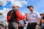 パワーと握手するティム・シンドリック