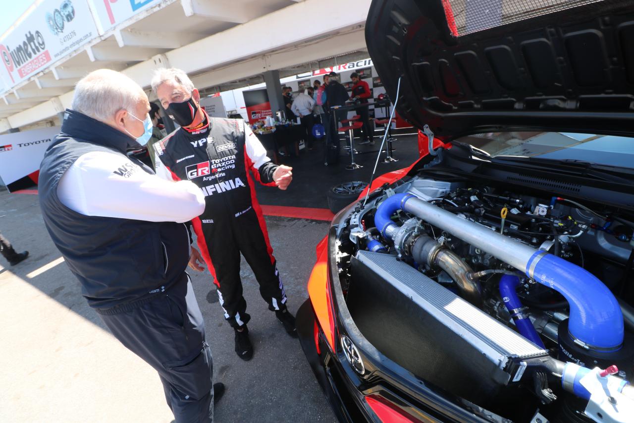 開発プロジェクトを牽引した現地法人兼TGRA代表ダニエル・エレーロ（中央）も「パフォーマンスに感銘を受けた」と、その仕上がりに手応えを得る