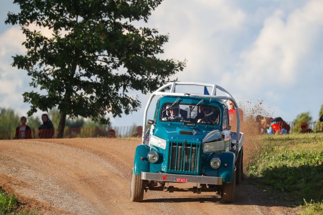 WRCチーム代表らによるトラックレース・エキシビションの様子