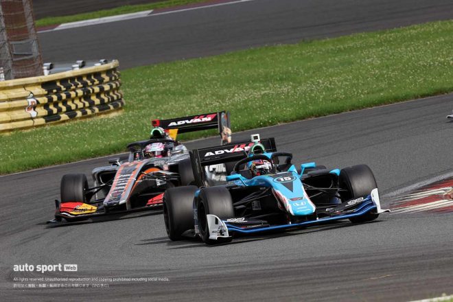 笹原右京（TEAM MUGEN）と坪井翔（P.MU/CERUMO・INGING）のトップ争い