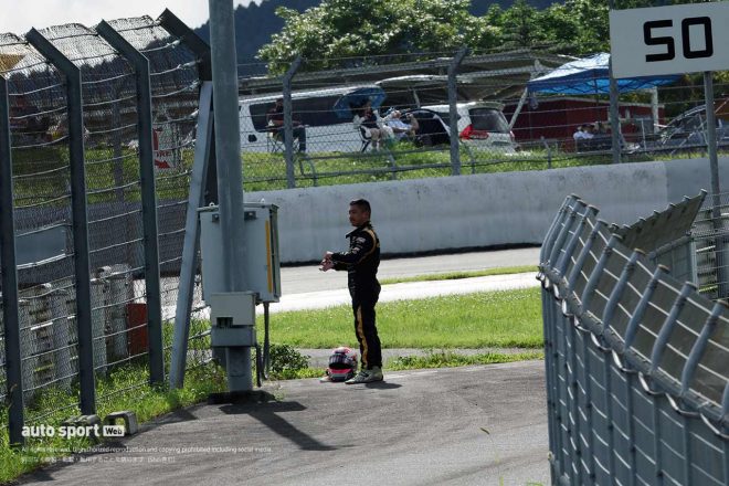 左リヤタイヤが外れてしまうアクシデントでレースを終えた関口雄飛（carenex TEAM IMPUL）