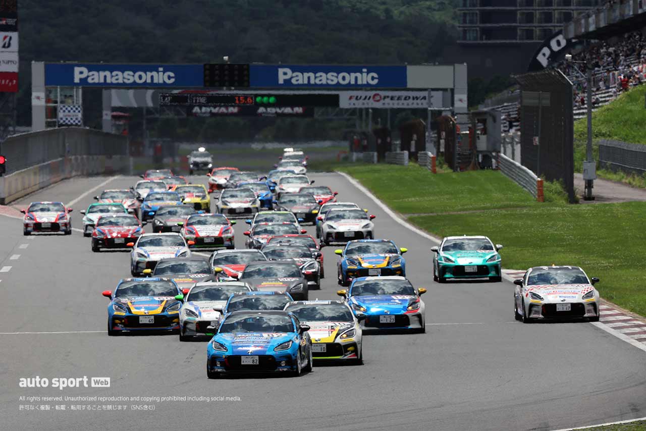 2022年TOYOTA GAZOO Racing GR86／BRZ Cup第1戦富士　プロフェッショナルクラス　スタートシーン