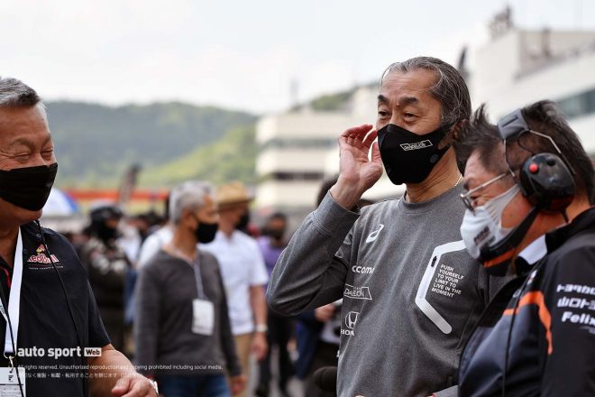 オートポリス戦のグリッドで、他チームの首脳陣と会話を交わす村岡代表