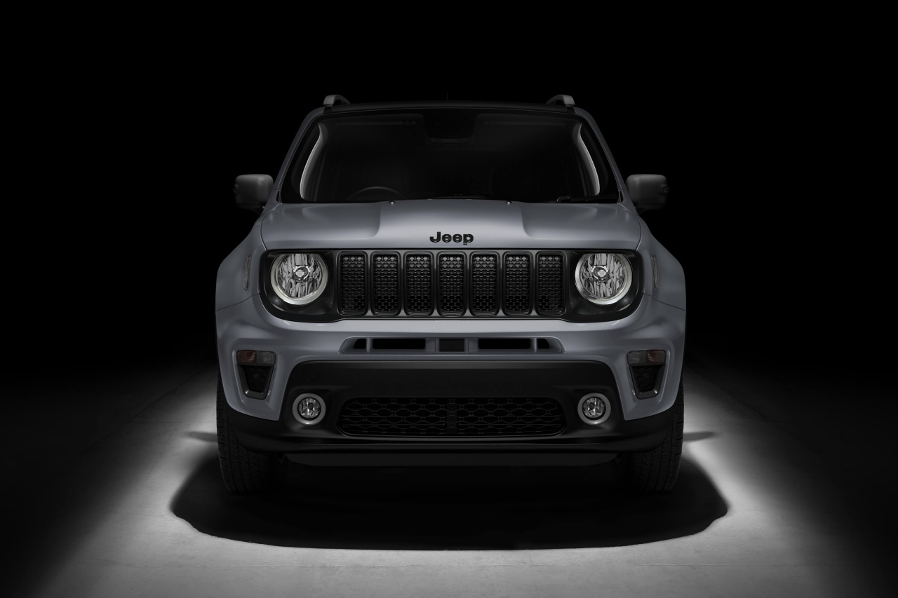 フロントグリル全体をダークな色調で統一したブラックグリルや、グロスブラックのドアミラーなどで精悍なエクステリアに