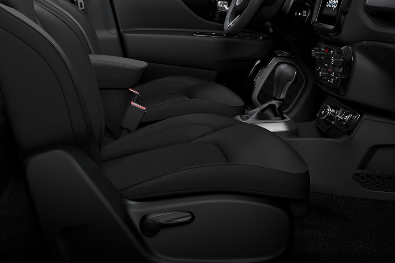 シルバーのアクセントステッチを施したファブリックシートや、高さ調整が可能なカーゴフロアを特別装備