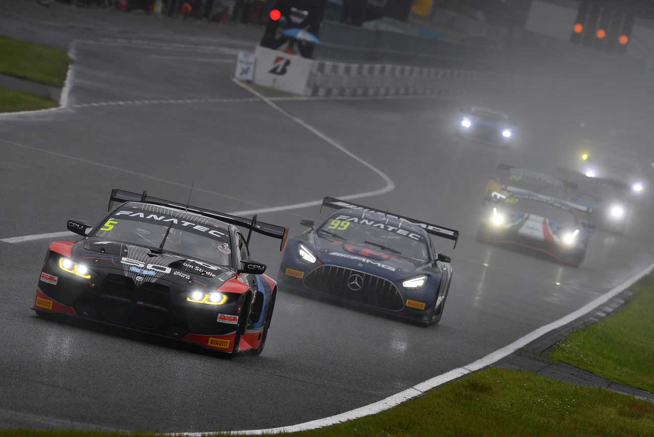 プラス・ウィズ・BMWチーム・スタディの5号車BMW M4 GT3（山口智英／荒聖治）