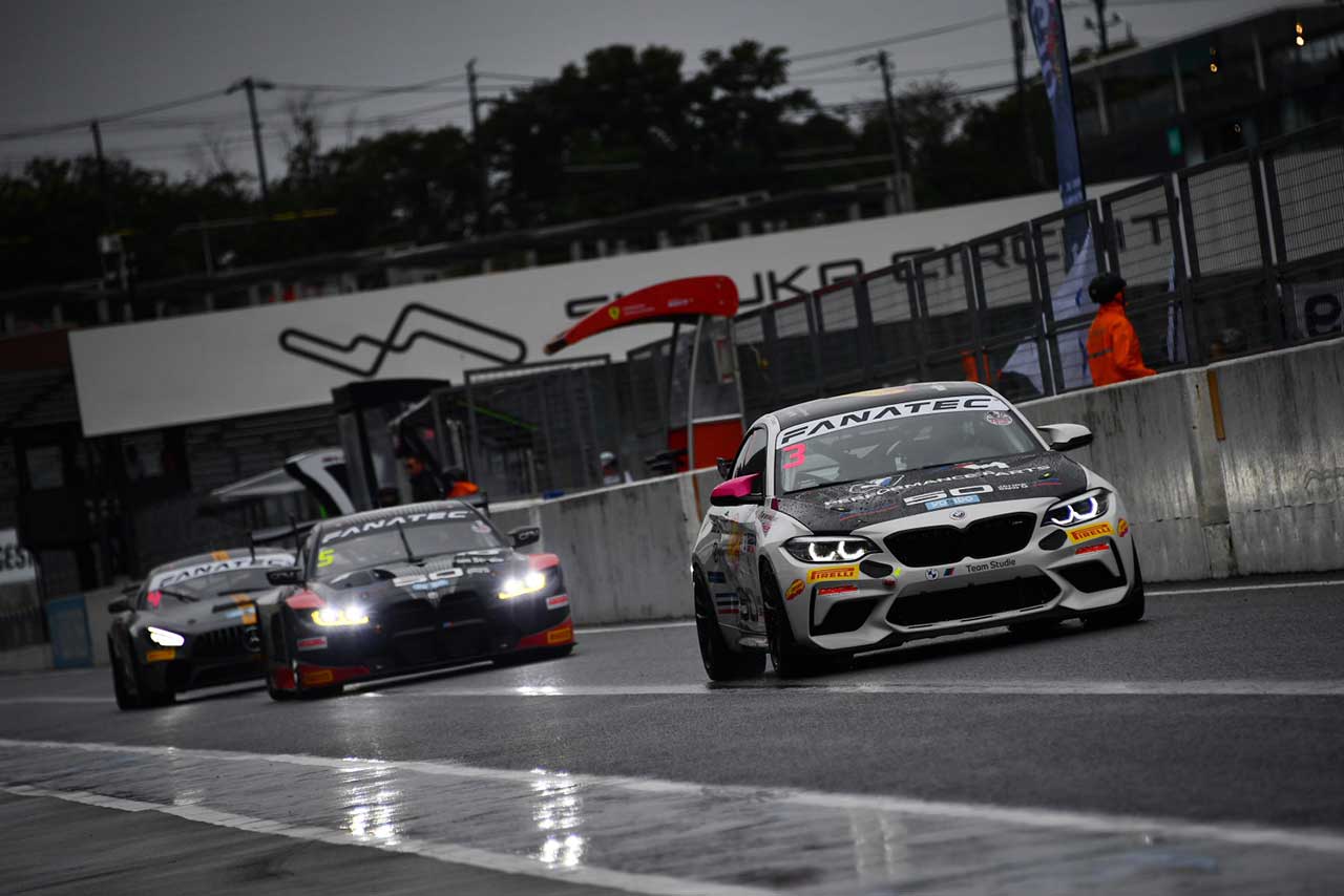 BMW Team Studieの3号車BMW M2 CSレーシング（木下隆之／砂子塾長）とプラス・ウィズ・BMWチーム・スタディの5号車BMW M4 GT3（山口智英／荒聖治）