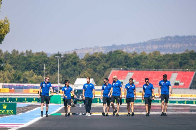 2022年F1第12戦フランスGP　小松礼雄エンジニアリングディレクターとコースをチェックするミック・シューマッハー（ハース）