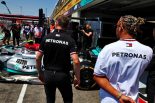 2022年F1第12戦フランスGP　ニック・デ・フリースの仕事ぶりを見守るルイス・ハミルトン（メルセデス）