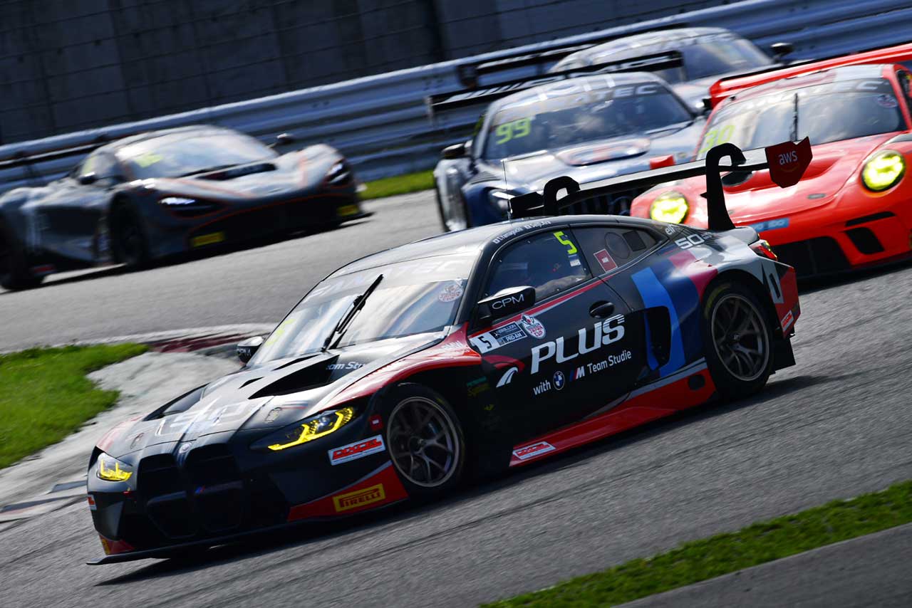 プラス・ウィズ・BMWチーム・スタディの5号車BMW M4 GT3（山口智英／荒聖治）