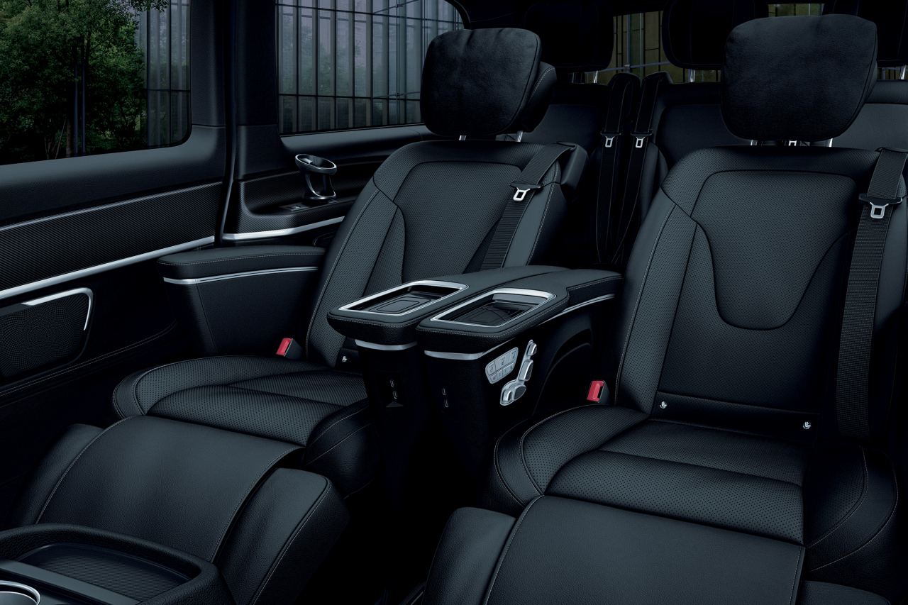 2列目には長旅の必需品であるカップホルダー、USBポート、スマートフォン用トレイ、そして小物入れが備わるエクスクルーシブシートが標準仕様となる
