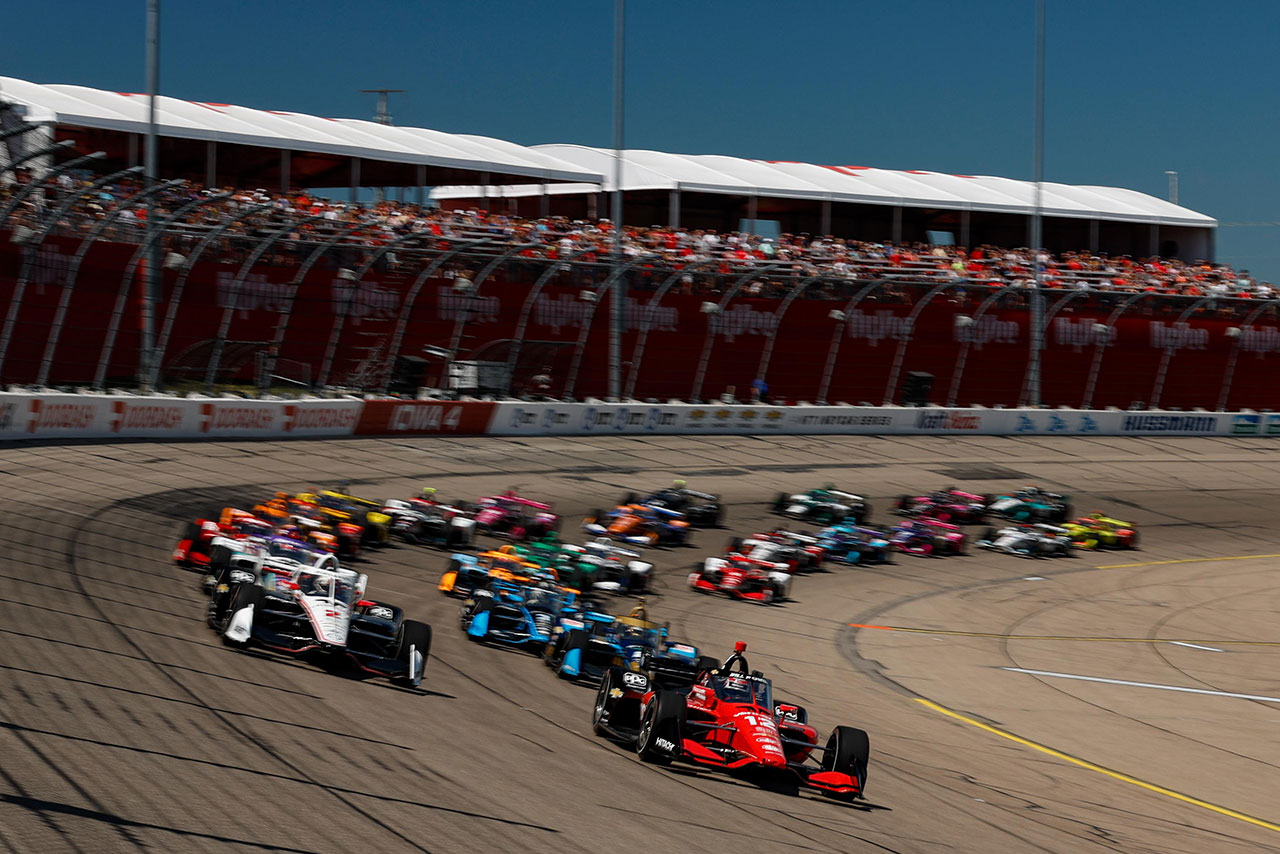 ウィル・パワーを先頭に300周のレースがスタート