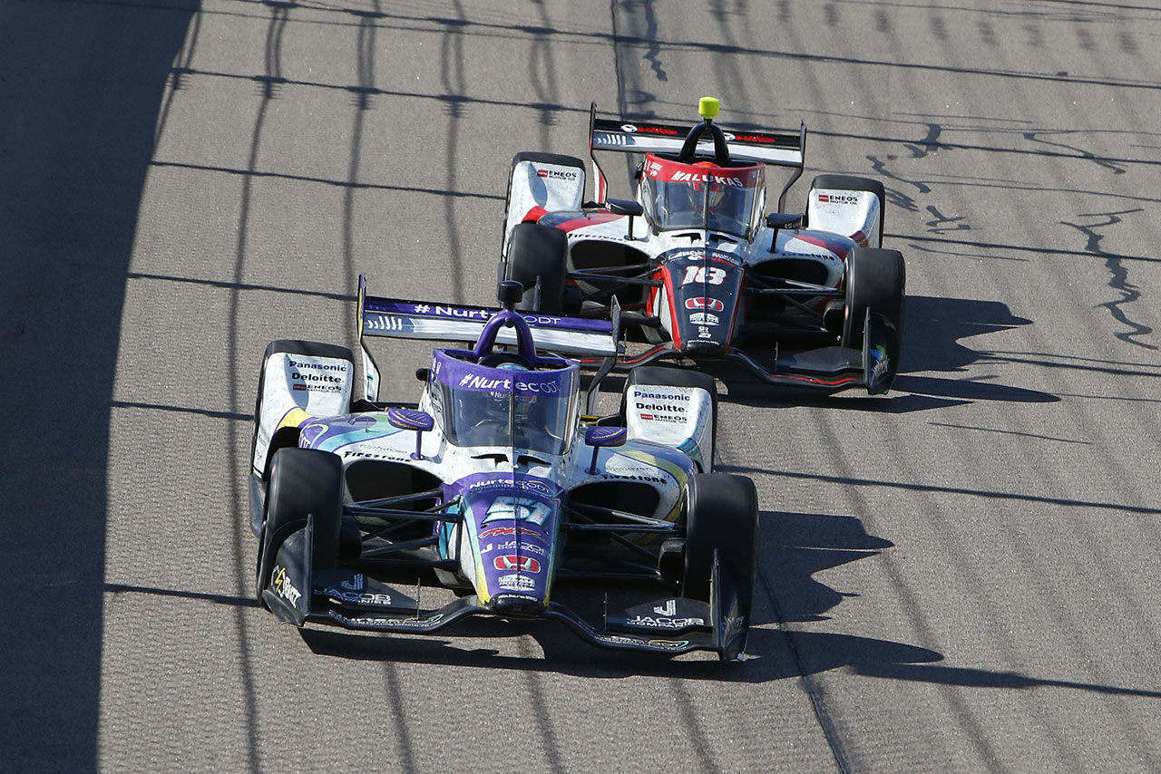 同僚のマルーカスと争う佐藤琢磨