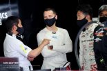 土屋圭市エグゼクティブアドバイザー（左）と話す木村偉織（中央）と武藤英紀（右）