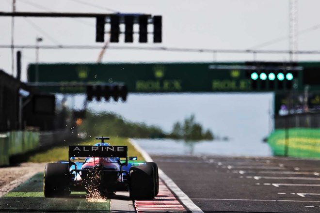 2021年F1ハンガリーGP　最終コーナーを立ち上がるフェルナンド・アロンソ（アルピーヌ）