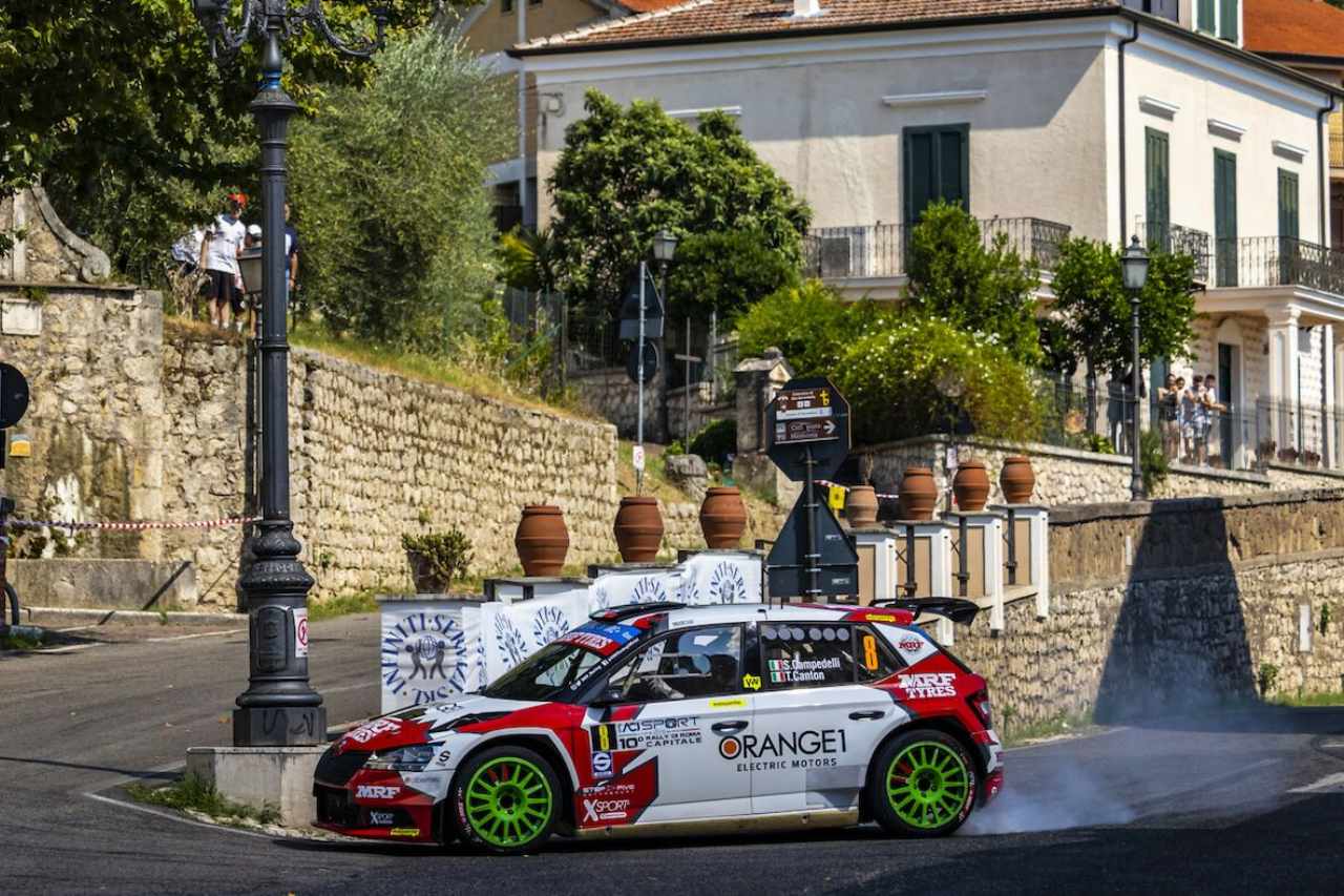 Team MRF Tyresのシモン・カンペデッリ（シュコダ・ファビア・ラリー2エボ）は、最終的に総合2位に