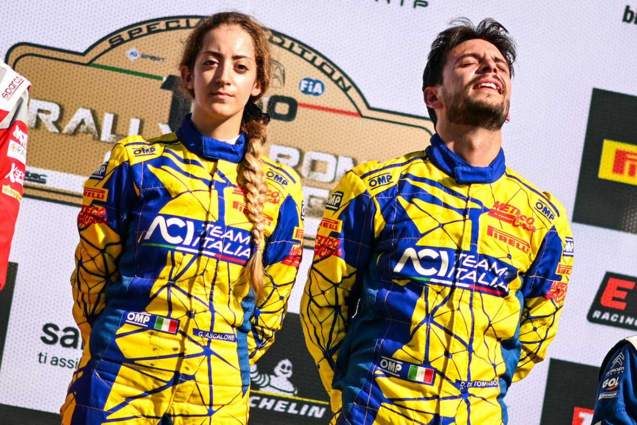 「車内はつねにドライヤーを当てられているような暑さだったけど（笑）、今週末に何を経験したかを理解するのに数日かかると思う」と、コドライバーを務めたジョルジア・アスカローネ（左）