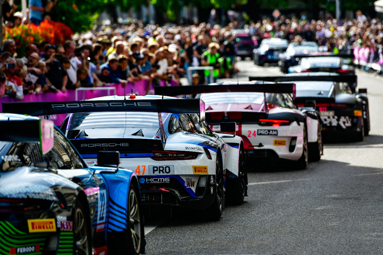 トタルエナジーズ・スパ24時間レースに参加するGT3カーが、サーキットからスパ市街地までの公道をパレード走行した