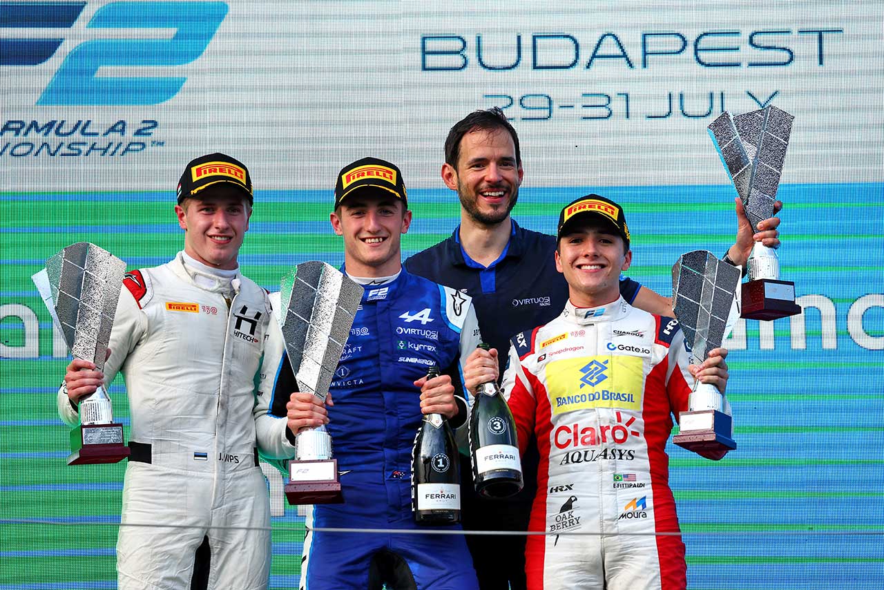 2022年FIA F2第10戦ブダペスト レース1表彰台。左からユーリ・ビップス（ハイテックGP）、ジャック・ドゥーハン（ビルトゥジ・レーシング）、エンツォ・フィッティパルディ（チャロウズ・レーシング・システム）