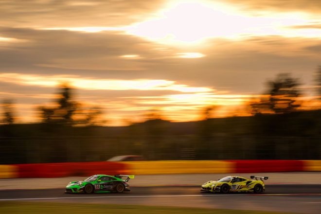 54号車ポルシェ911 GT3 R（ダイナミック・モータースポーツ）と71号車フェラーリ488 GT3エボ（アイアン・リンクス）　2022スパ24時間