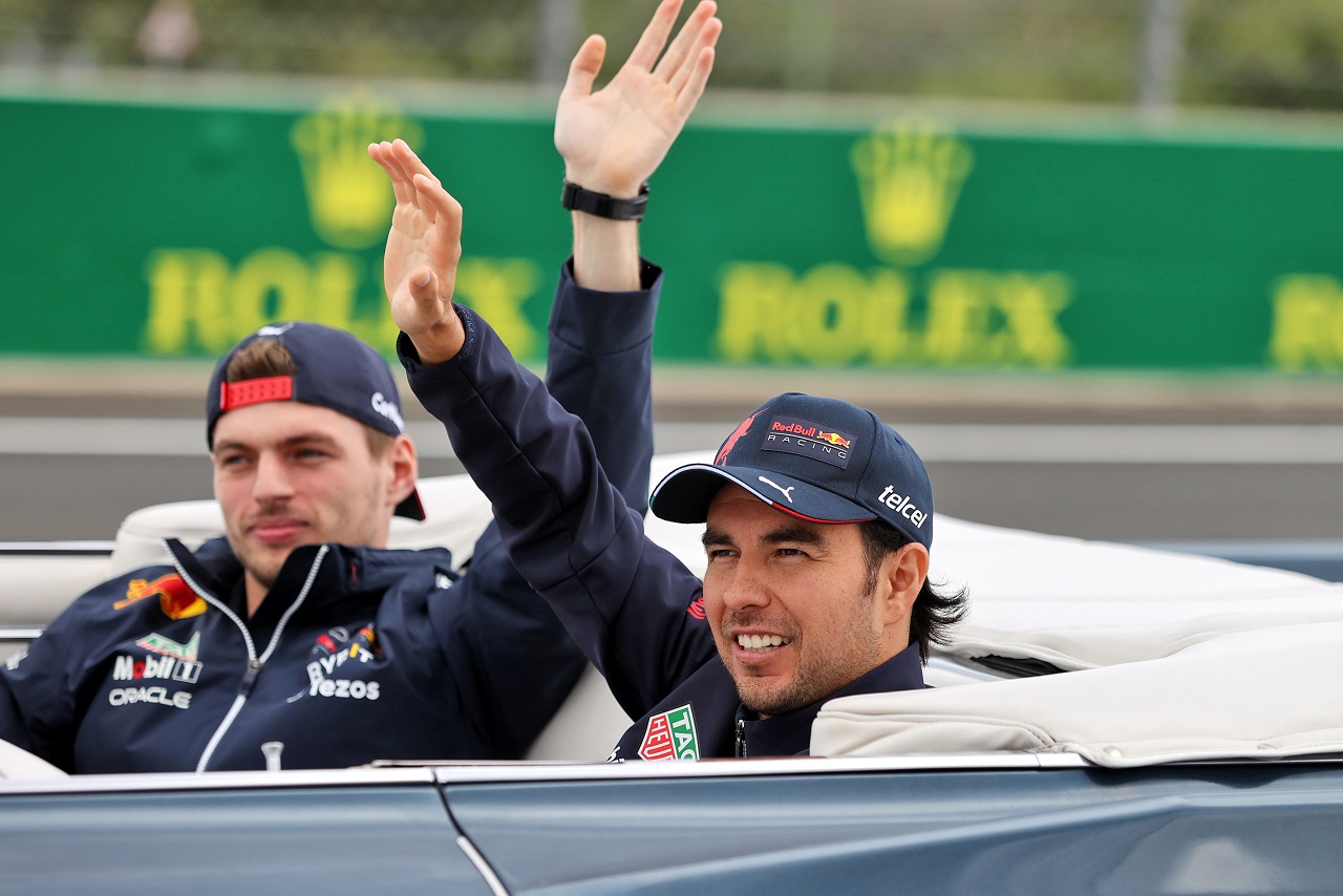 2022年F1第13戦ハンガリーGP　ドライバーズパレードでのセルジオ・ペレスとマックス・フェルスタッペン（レッドブル）