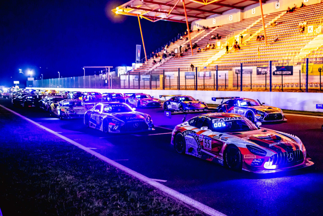 赤旗中断からレース再開に向け、ホームストレートで待機する車両たち