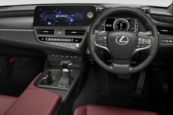 特別仕様車“グレイスフル・エスコート”は、最上級グレードのES300h“バージョンL”をベースに、専用シートカラーとしてクリムゾン&ブラックを設定