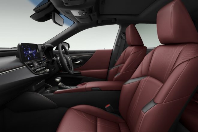 本革シートやインストルメントパネルにクリムゾンステッチをあしらい、ステアリングには墨ブラックを使用した