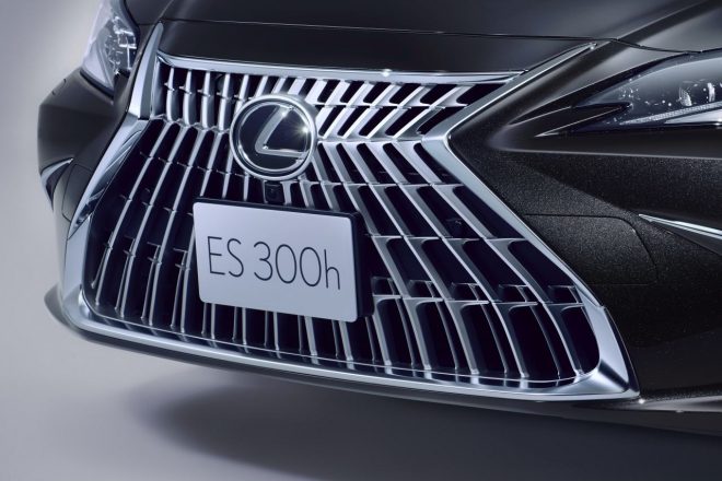 特別仕様車専用の塗装を施したスピンドルグリルや、こちらも特別仕様車専用のスパッタリング塗装が施された18×8Jノイズリダクションアルミホイールを装着する