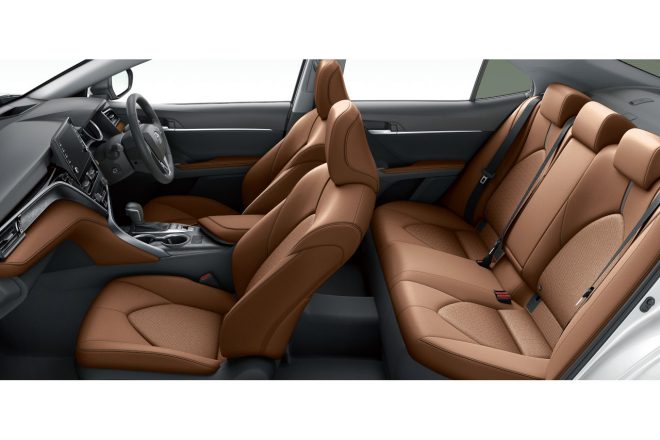 トヨタ・カムリ G“レザーパッケージ”(内装色 : オーカー)