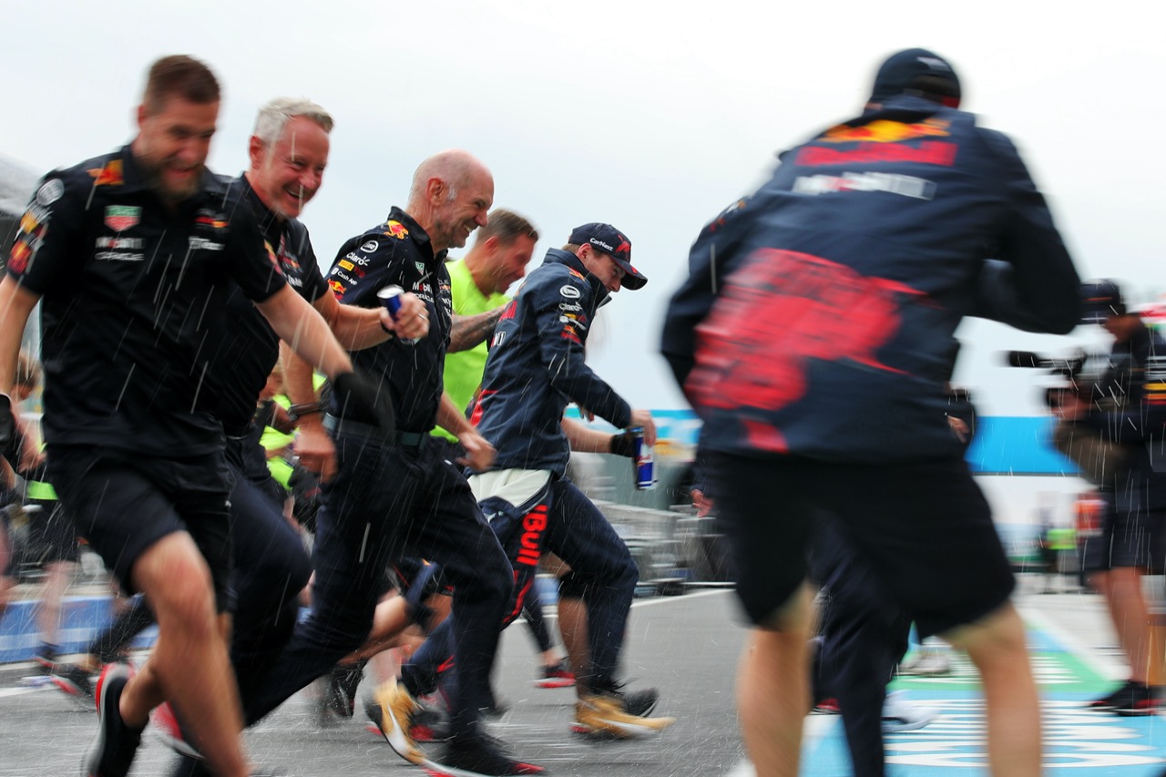 勝利に歓喜するレッドブル陣営／F1第13戦ハンガリーGP