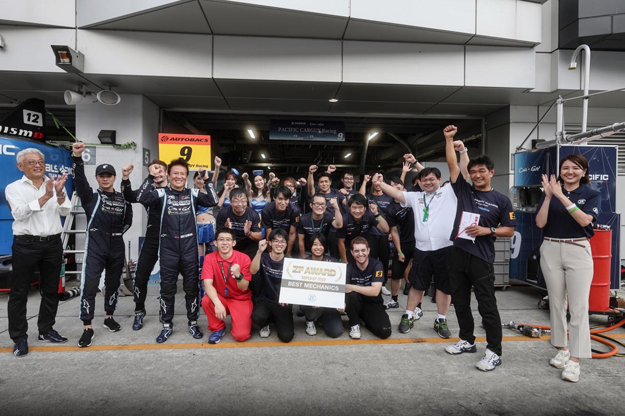 スーパーGT第4戦富士でZF Awardを受賞したPACIFIC CARGUY Racing