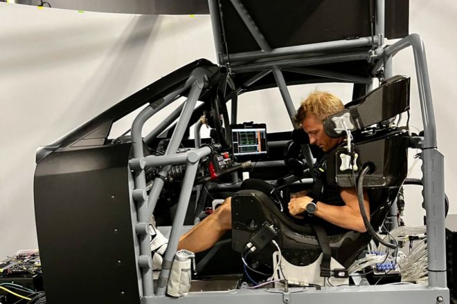 新たなチームメイトのひとりとなるダニエル・スアレスとともに、シミュレーターでの時間を過ごした