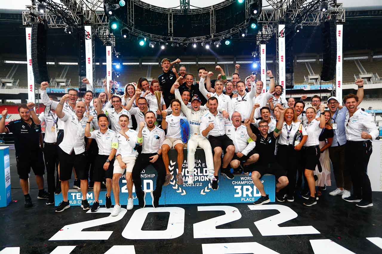 フォーミュラEシーズン8でドライバー＆チームの2冠を達成したメルセデスEQフォーミュラEチーム