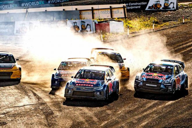 4冠王者が、ファイナルのターン1出口でラインを交錯させつつトラクション勝負ですぐさま首位浮上に成功する