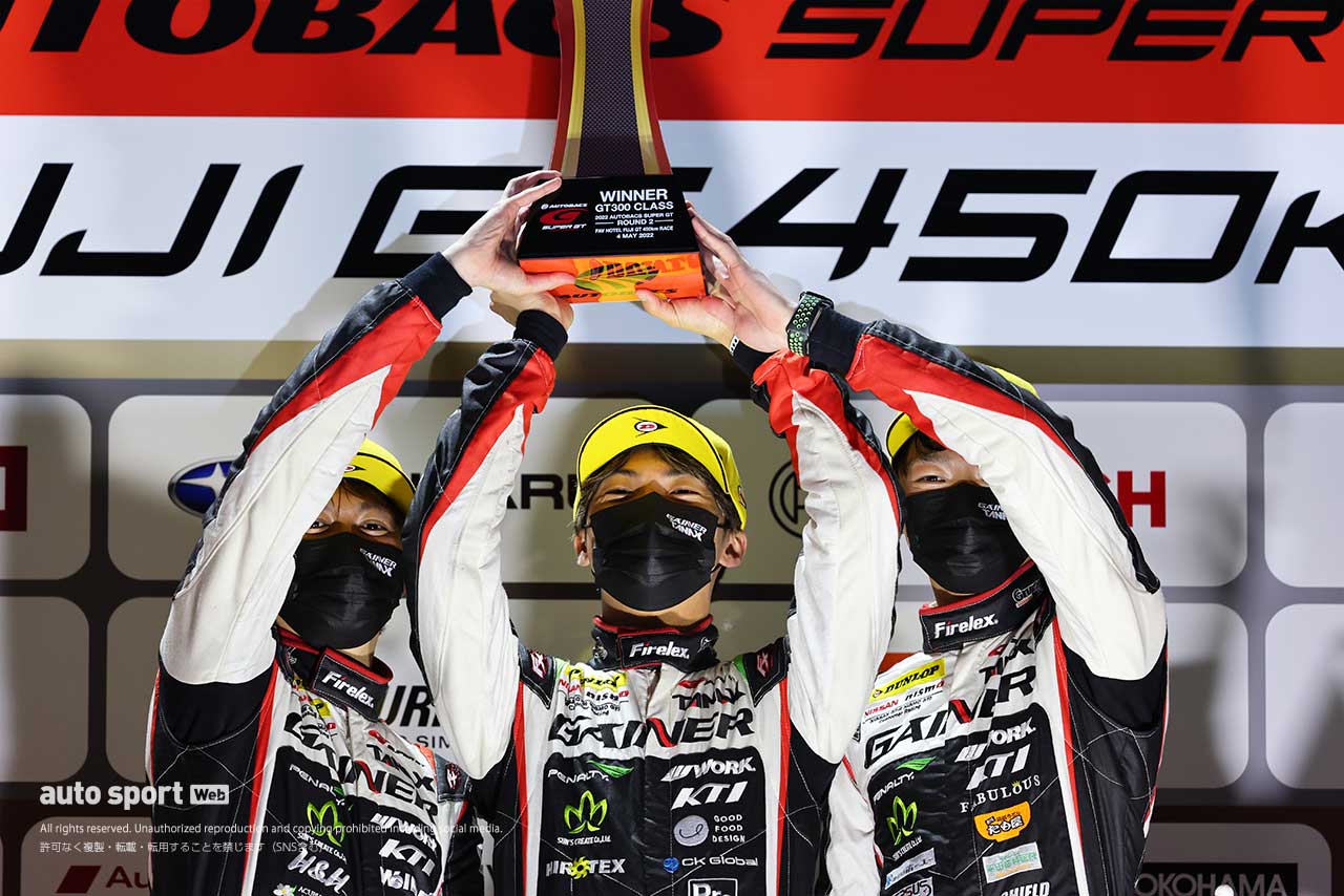 2022年のスーパーGT第2戦のGT300クラスで初優勝を飾った大草りき（写真中央）