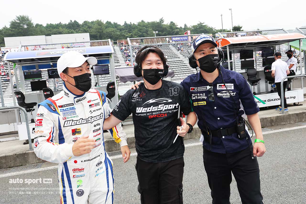 3戦連続ポールポジション獲得となったWedsSport ADVAN GR Supraの国本雄資／中山将トラックエンジニア／坂東正敬監督