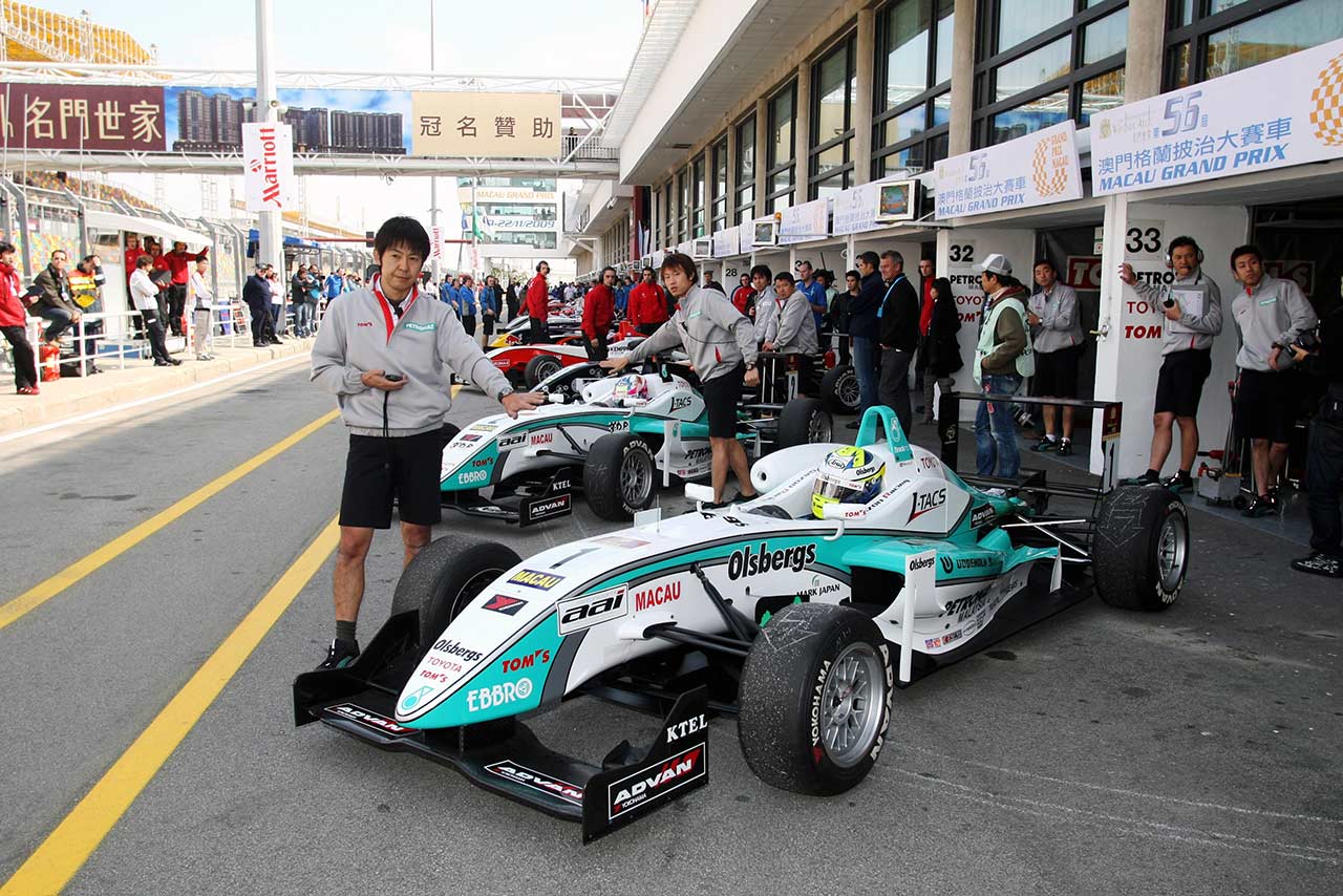 マーカス・エリクソン担当としてF3マカオGPに挑んだ2009年。車両のうしろ、右から2番手のスタッフが山田氏