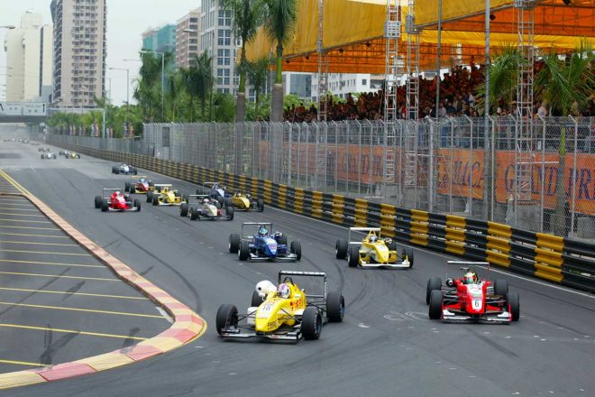 かつてのF3マカオGPは『世界一決定戦』という位置付け。写真はパオロ・モンティンと挑んだ2002年。
