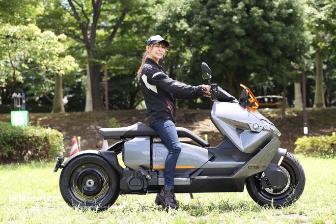 『CE04』の車両重量は231kg。「重心が低めに設定されているおかげもあって、スタンドを払ってバイクを起こす作業も問題なくこなせました」