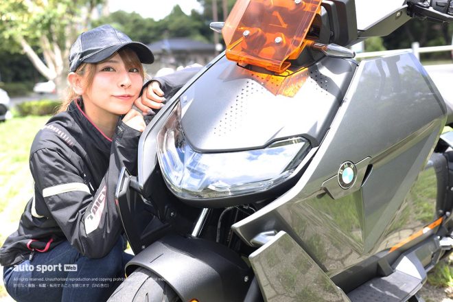 「一番のお気に入りはクールな顔つきです。未来的なデザインでインパクトがありました♪ フロントカウルのアシンメトリーの模様も個性的です」