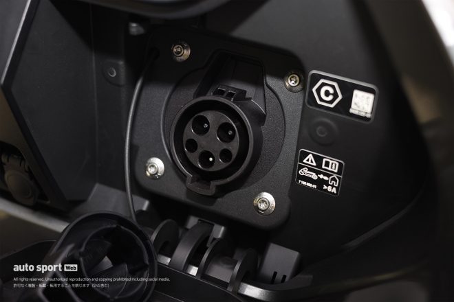 フロントポケットの右サイドには充電ソケットを用意。交流200V電源で約4時間でフル充電可能。急速充電方式のCHAdeMOには対応していない。