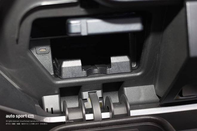 フロントポケットの左サイドには、ETC2.0車載器が標準で装備されている。