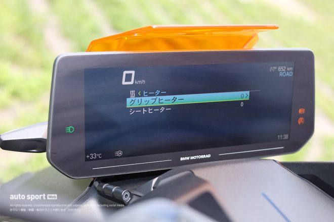 グリップヒーターとシートヒーターを標準で装備する