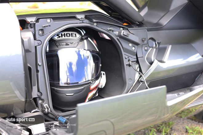 シート下の右サイドにはヘルメットが収納できるスペースを完備する。