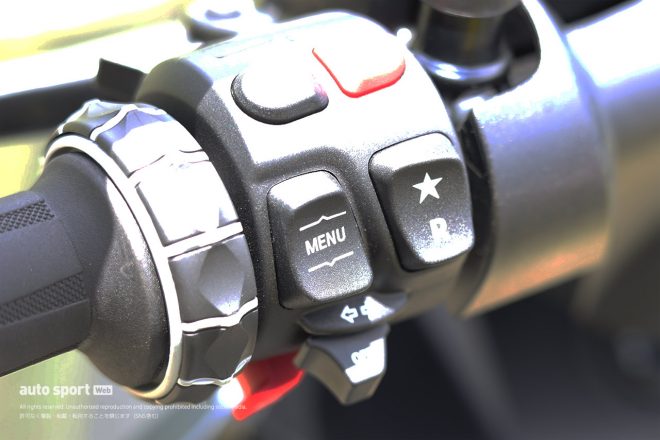 CE04はリバース機能を装備。「コンビニの駐車場などで前向きで駐車した際も楽々です♪」
