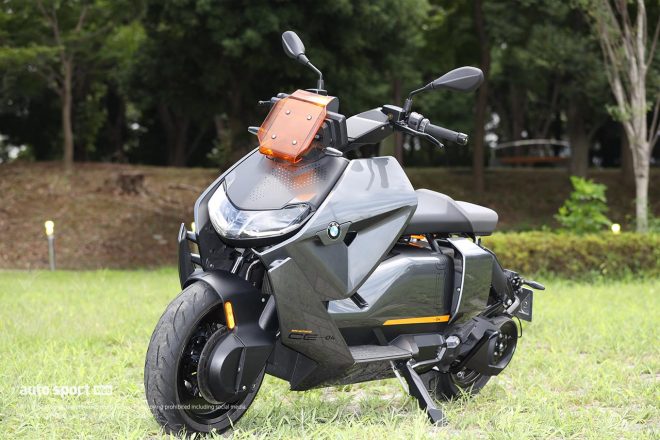 2022年2月に発表、4月から販売が開始されたBMW『CE04』。最高出力42psを発生する電気モーターを備えるEVスクーター。普通自動二輪免許で乗ることができる。車両価格は161万円。航続可能距離は約130kmを実現する。