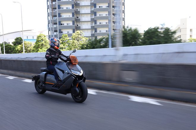 BMW『CE04』