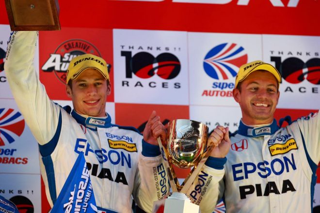 2007年スーパーGT第9戦富士で優勝したロイック・デュバルとファビオ・カルボーン